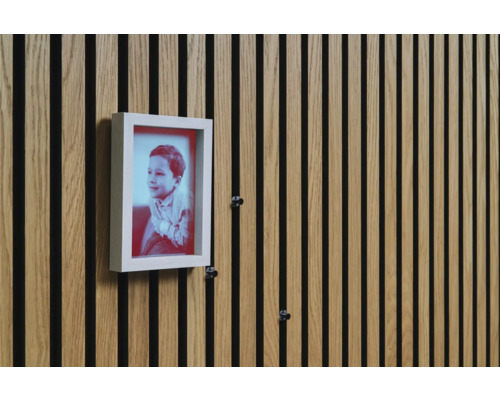 Panneaux muraux avec structure en bois et un cadre photo fixé dessus