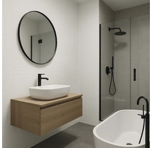 Salle de bain moderne avec lavabo, miroir, douche et baignoire