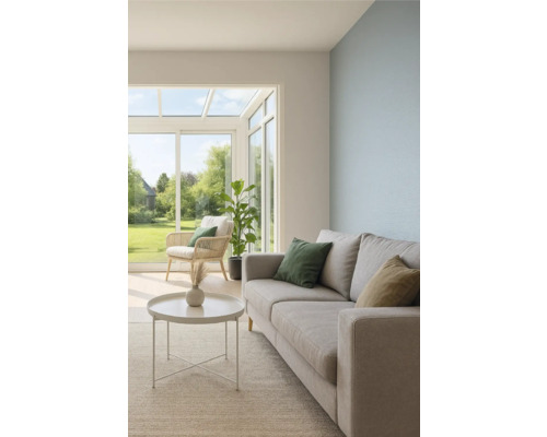 Helles Wohnzimmer mit Sofa, Sessel, Tisch und Zimmerpflanze