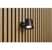 Applique murale noire sur un mur avec des panneaux de bois