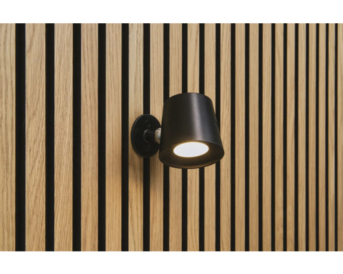 Applique murale noire sur un mur avec des panneaux de bois