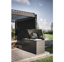 Geöffnete Aufbewahrungsbox auf einer Holzterrasse im Garten.