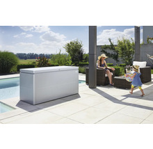Scène avec un coffre de rangement dans le jardin à côté d''une piscine