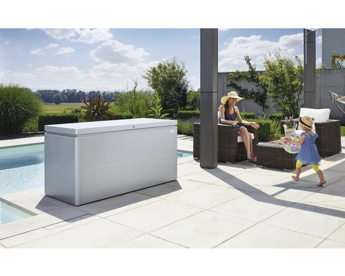 Boîte de rangement biohort LoungeBox 160 160 x 70 x 83,5 cm argent métallique Scène avec un coffre de rangement dans le jardin à côté d''une piscine