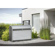 Coffre de jardin en métal avec volet roulant devant une maison moderne