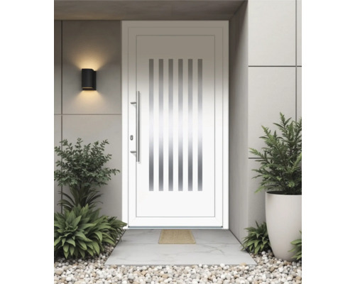 Weisse Haustür mit vertikalen Streifen und Edelstahlgriff vor Hausfassade mit Pflanzen