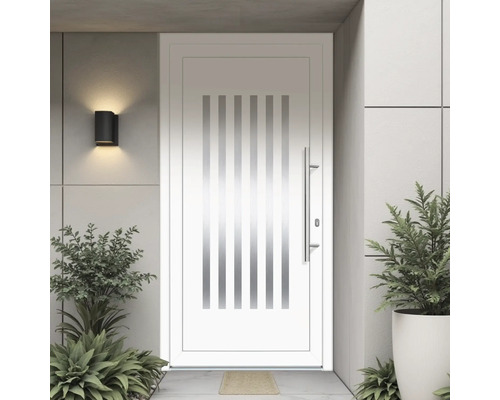 Weisse Haustür mit senkrechten Streifen und Edelstahlgriff neben Pflanzen.