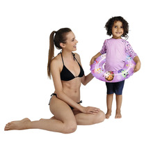 Mère et enfant avec une bouée de natation à l''intérieur