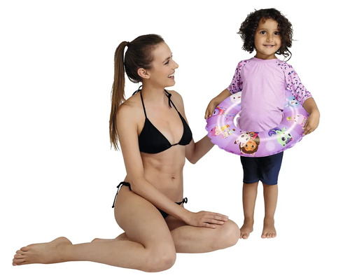 Mère et enfant avec une bouée de natation à l''intérieur