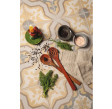 Carreaux décoratifs avec bougeoir, cuillères de cuisine, herbes et épices