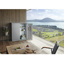 Armoire de jardin en métal sur une terrasse avec vue sur le paysage