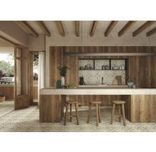 Cuisine lumineuse avec des éléments en bois, un sol carrelé et un îlot de cuisine avec des tabourets de bar.