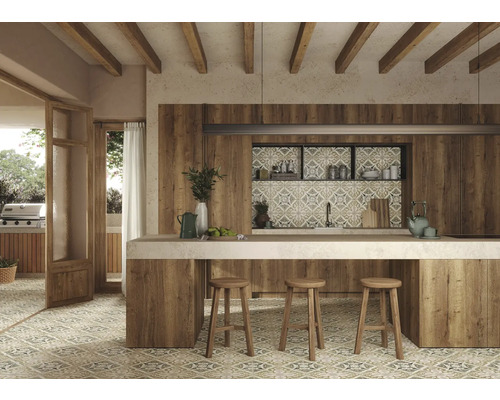 Cuisine lumineuse avec des éléments en bois, un sol carrelé et un îlot de cuisine avec des tabourets de bar.