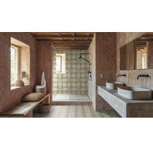 Salle de bain avec douche, lavabos et design rustique