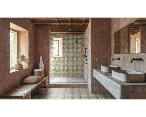 Salle de bain avec douche, lavabos et design rustique