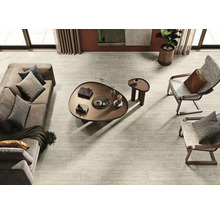 Photo d''intérieur d''un salon avec parquet gris clair, canapé, fauteuil et table basse.