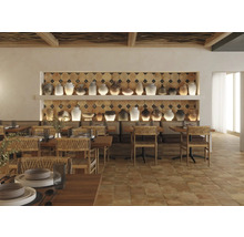Photo d''intérieur d''une salle à manger lumineuse avec des tables en bois, des chaises en rotin et des étagères à vases décoratives