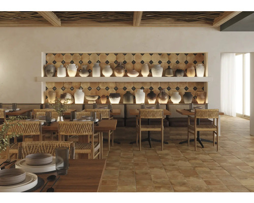 Photo d''intérieur d''une salle à manger lumineuse avec des tables en bois, des chaises en rotin et des étagères à vases décoratives