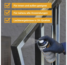 Sprühdose beim Lackieren eines Metallgeländers für den Innen- und Außenbereich, geeignet für fast alle Anwendungen, mit Lackierergebnissen in 2K Qualität.