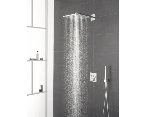 Regendusche im Badezimmer mit grauen Fliesen und weißen Regalen