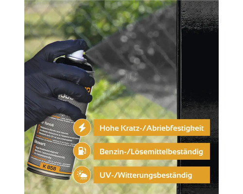 Eine Person sprüht Farbe aus einer Farbspraydose auf ein Objekt, um es zu lackieren. Das Bild zeigt die Eigenschaften des Produkts wie Kratzfestigkeit, Benzinbeständigkeit sowie UV- und Witterungsbeständigkeit.
