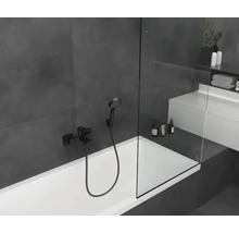 Salle de bains moderne avec baignoire, paroi de douche et robinetterie