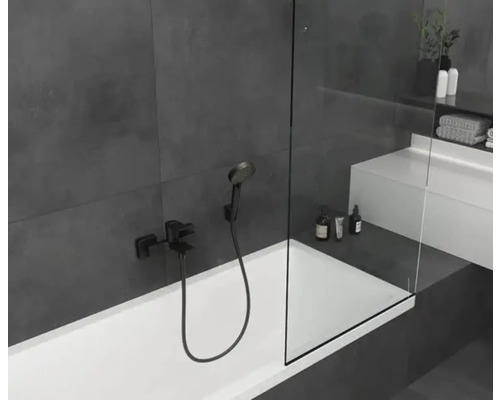 Salle de bains moderne avec baignoire, paroi de douche et robinetterie