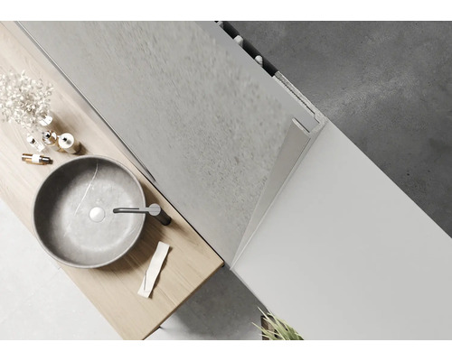 Salle de bains moderne avec vasque à poser, plan de toilette et panneaux muraux