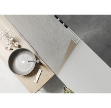 Vue de dessus d''une salle de bains avec meuble-lavabo, lavabo et miroir
