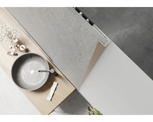 Vue de dessus d''une salle de bains avec meuble-lavabo, lavabo et miroir