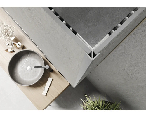 Salle de bains avec lavabo, robinet et profilé de carrelage