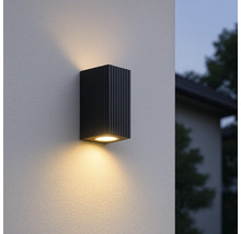 Applique murale extérieure noire fixée à un mur