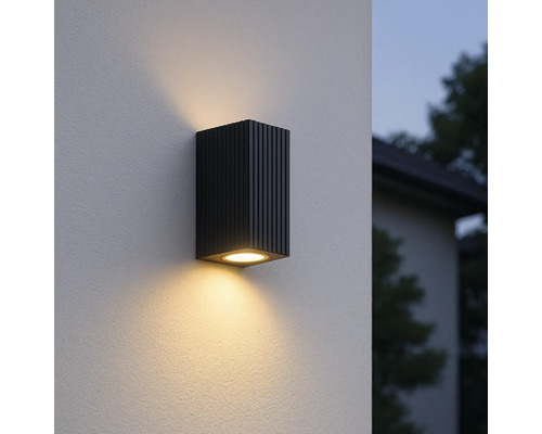 Applique murale extérieure noire fixée à un mur