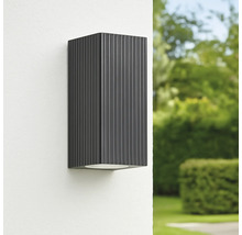 Applique murale extérieure rectangulaire avec surface verticale rainurée sur un mur