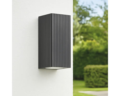 Applique murale extérieure rectangulaire avec surface verticale rainurée sur un mur