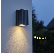 Quadratische Wandleuchte aus Metall mit vertikalen Streifen und Lichtschein