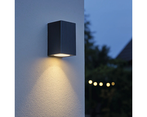 Quadratische Wandleuchte aus Metall mit vertikalen Streifen und Lichtschein