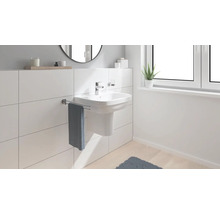 Salle de bain moderne avec lavabo, porte-serviettes et fenêtre pour une ambiance lumineuse