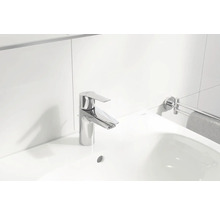 Robinet de lavabo en métal sur un lavabo blanc