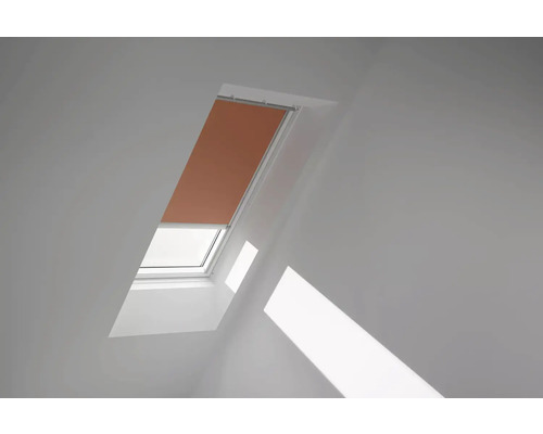 Dachfenster mit Rollo in einem hellen Raum