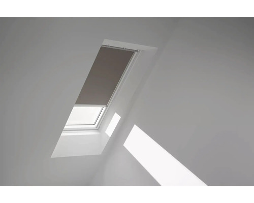 Dachfenster mit Rollo in einem hellen Raum.