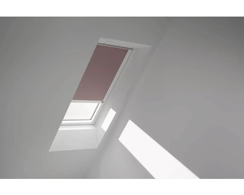 Dachfenster mit teilweise geschlossenem Rollo in einem hellen Raum.