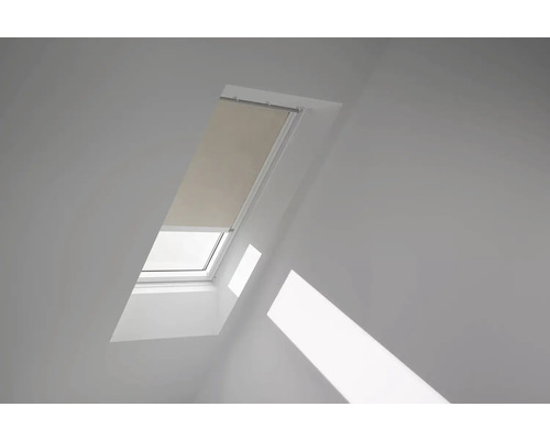 Dachfenster mit Rollo in einem hellen Raum