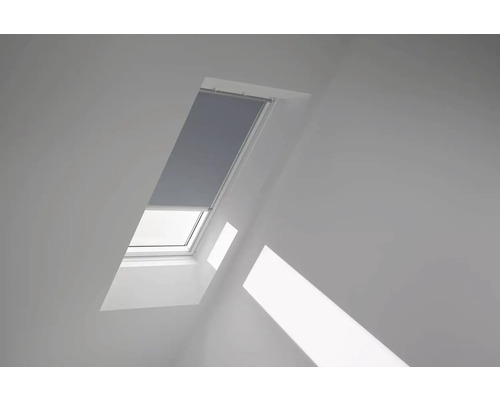 VELUX Dachfenster Verdunkelungsrollo blaugrau mit grauem Alu-Rahmen elektronisch DML M10 4581K Dachfenster mit Rollo in einem hellen Raum.