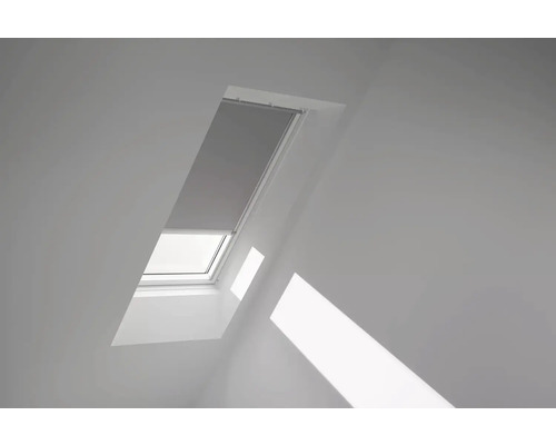 Dachfenster mit Verdunkelungsrollo in einem hellen Raum