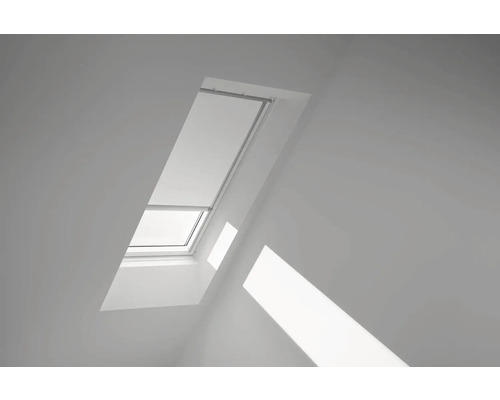 VELUX Dachfenster Verdunkelungsrollo weiß mit grauem Alu-Rahmen elektronisch DML MK04 1025K Dachfenster mit Rollo im Raum