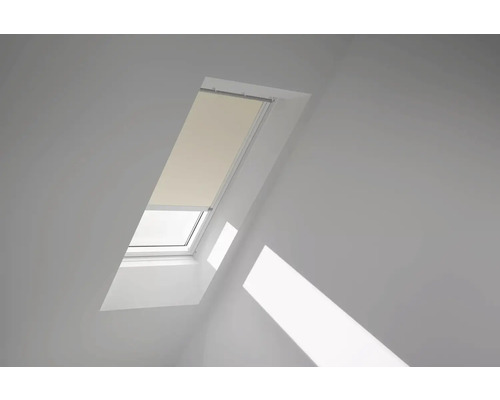 VELUX Dachfenster Verdunkelungsrollo hellbeige mit weißem Alu-Rahmen elektronisch DML MK04 1085KWL Dachfenster mit Rollo in einem hellen Raum