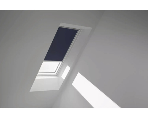 VELUX Dachfenster Verdunkelungsrollo dunkelblau mit grauem Alu-Rahmen elektronisch DML MK04 1100K Dachfenster mit Rollo im Raum