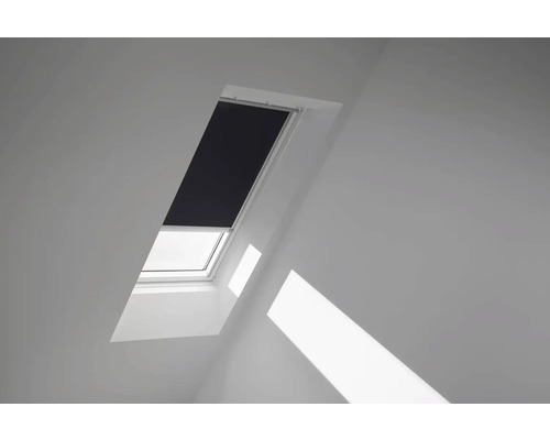 VELUX Dachfenster Verdunkelungsrollo schwarz mit grauem Alu-Rahmen elektronisch DML MK04 3009K Dachfenster mit Verdunkelungsrollo im Innenraum