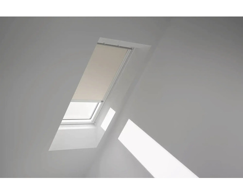 VELUX Dachfenster Verdunkelungsrollo sandbeige mit weißem Alu-Rahmen elektronisch DML MK04 4556KWL Dachfenster mit Verdunkelungsrollo im Dachgeschoss.